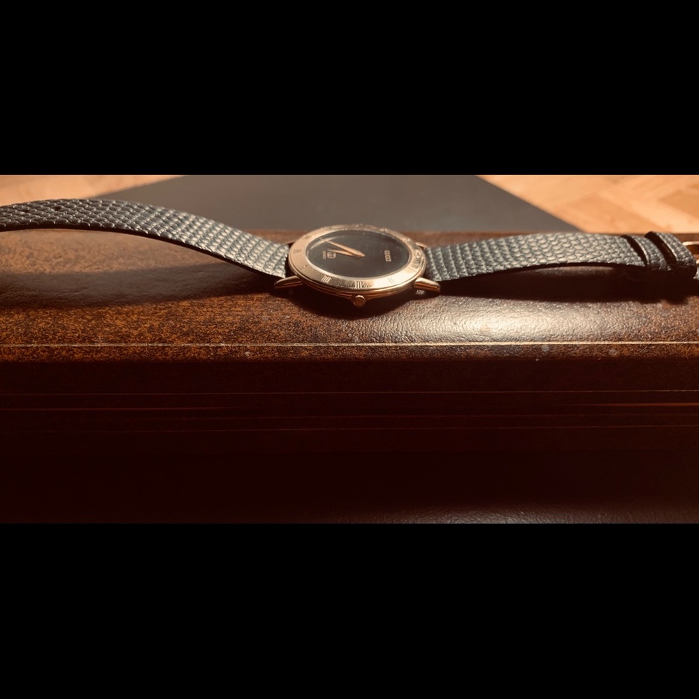 Gucci series 3000 watch. 18K Gold case. - Picture 11 of 12